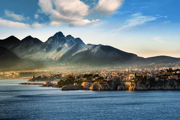 Een zeegezicht op de kust van Sicilië (Italië) Stockfoto