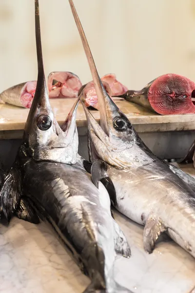 Schwertfisch auf einem Fischmarkt in Sizilien lizenzfreie Stockbilder