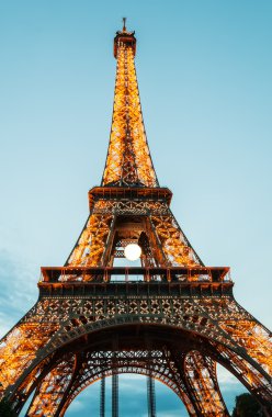 gün batımında Paris'te Eyfel Kulesi