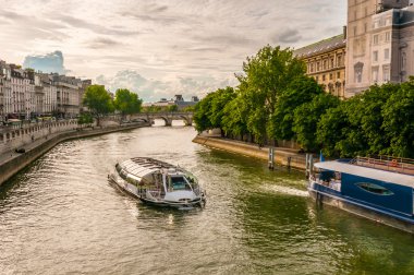 Paris'te seine Nehri üzerinde bir tekne