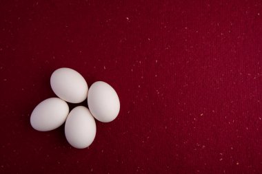 Paskalya yumurtaları kırmızı kağıdın üstünde.