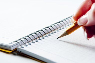 boş defter üzerinde sarı pancil