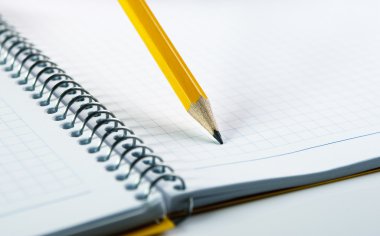 boş defter üzerinde sarı pancil