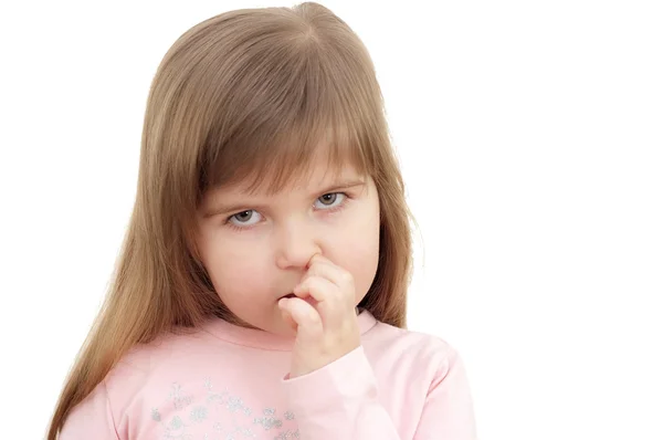 La bambina è scelta in un naso — Foto Stock