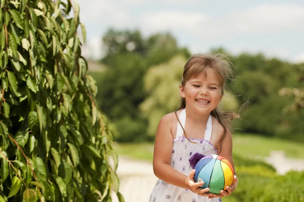 Little girl playing ball in the park — Stock Photo, Image