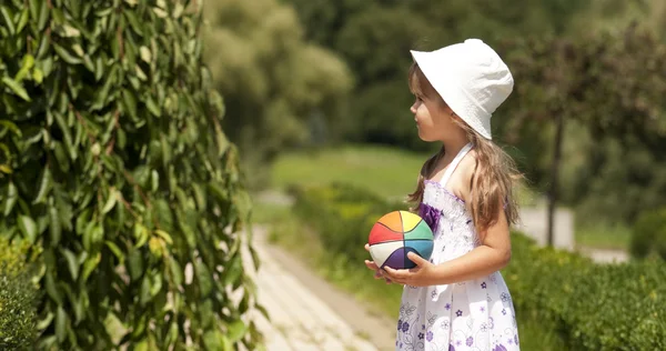 Little girl playing ball in the park — Stock Photo, Image