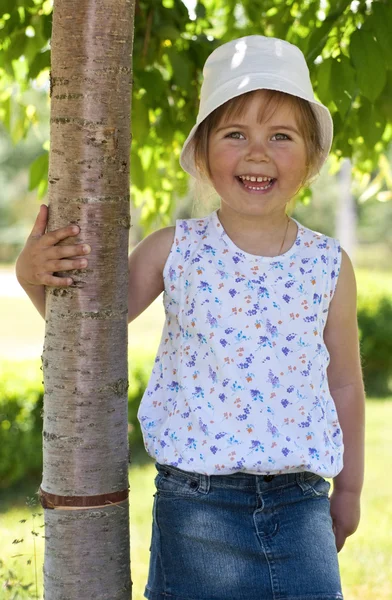 Little girl in the park — Stock Photo, Image