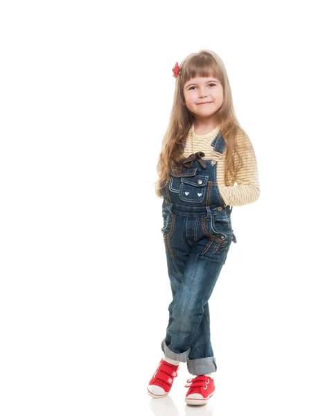 Aranyos kis lány visel farmert összességében pózol studio és a smil — Stock Fotó