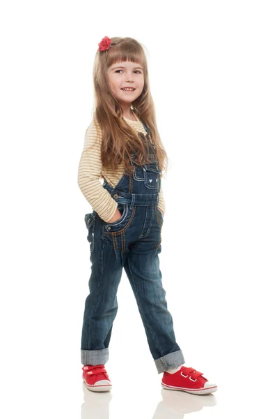 可爱的小女孩穿着牛仔裤在演播室和 smil 总体构成 — 图库照片