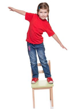 bir sandalye üzerinde duran ve dengeleme littlr süpürgeye