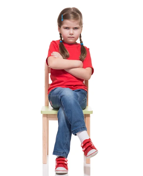 Niña vistiendo t-short rojo y posando en la silla — Foto de Stock