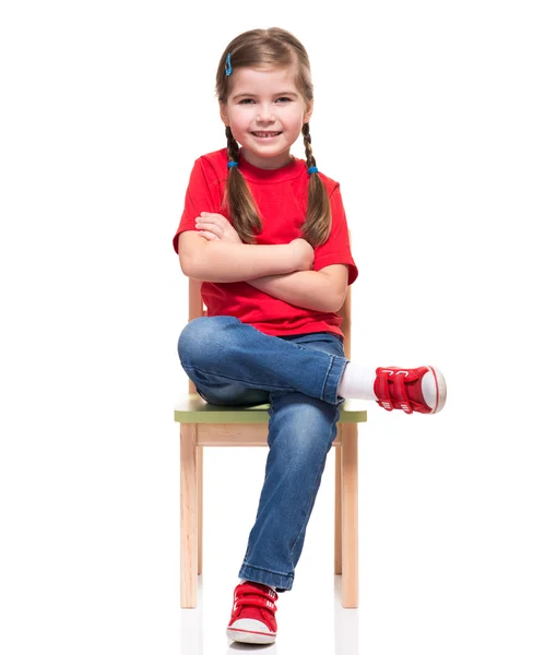 身穿红色 t 短和摆在椅子上的小女孩 — 图库照片
