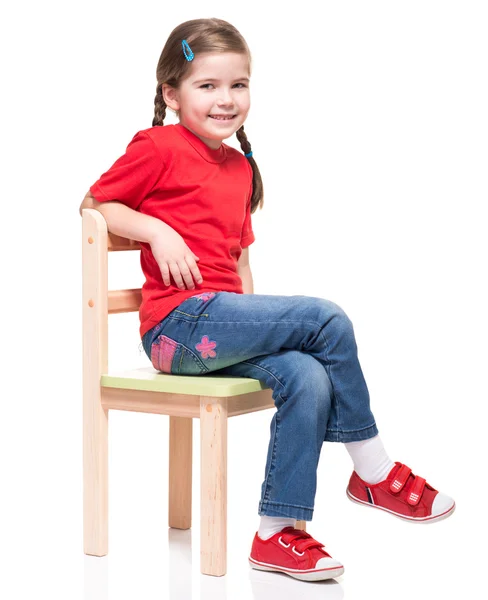 Κοριτσάκι φορώντας κόκκινο t-short και θέτουν σε καρέκλα — Φωτογραφία Αρχείου