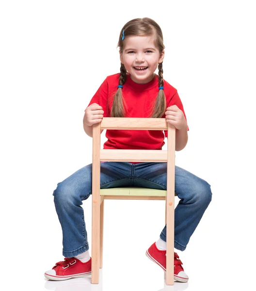Κοριτσάκι φορώντας κόκκινο t-short και θέτουν σε καρέκλα — Φωτογραφία Αρχείου
