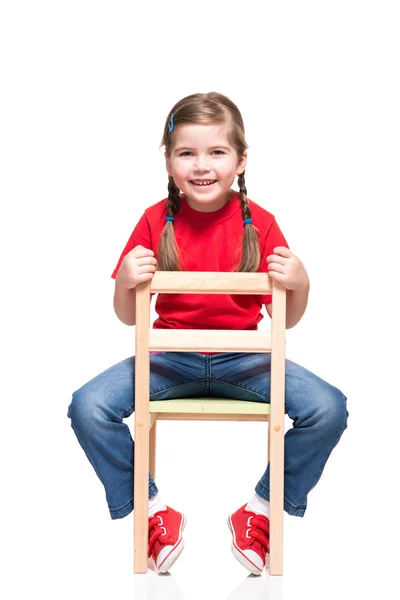 Menina vestindo vermelho t-curto e posando na cadeira — Fotografia de Stock