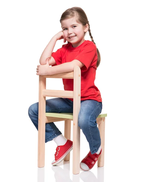 Menina vestindo vermelho t-curto e posando na cadeira — Fotografia de Stock