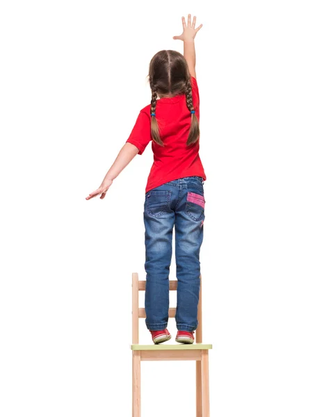 Bambina che indossa t-shirt rossa e allungando la mano fuori qualcosa ciao Fotografia Stock