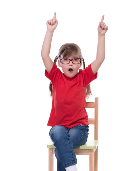 Liten flicka klädd i röd t-shirt och glas peka någonstans — Stockfoto