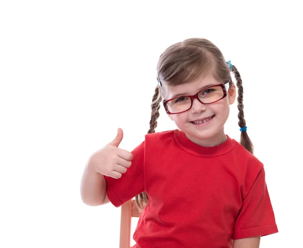 Liten flicka klädd i röd t-shirt och glas visar tummen — Stockfoto