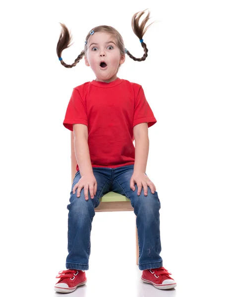 Muito surpreendido menina com pigtails engraçados vestindo vermelho t-sho — Fotografia de Stock