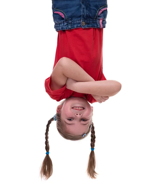 Legrační malá holčička visí hlavou dolů — Stock fotografie
