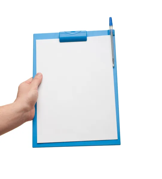Ręka trzyma schowka z białą kartką papieru — Zdjęcie stockowe
