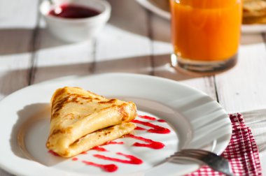 Beyaz plaka üzerinde katlanmış gözleme