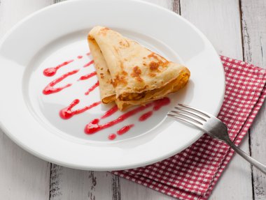 Beyaz plaka üzerinde katlanmış gözleme