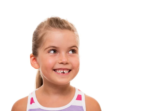 Κοντινό πλάνο του προσώπου μικρό κορίτσι ψάχνει στην άκρη και χαμογελαστός — Φωτογραφία Αρχείου