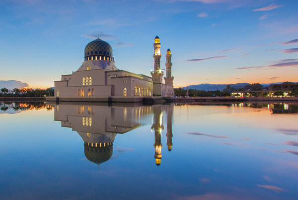 Святая мечеть отражение на восходе солнца
