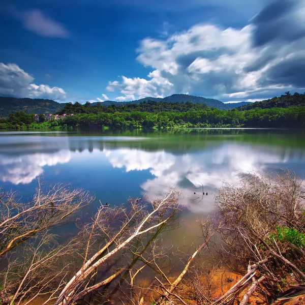 Sebuah paparan panjang di danau dengan refleksi — Stok Foto