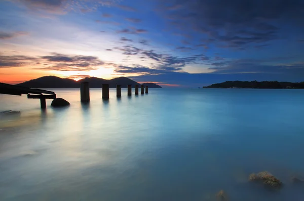 Turquoise strand in lange blootstelling bij zonsondergang Rechtenvrije Stockafbeeldingen