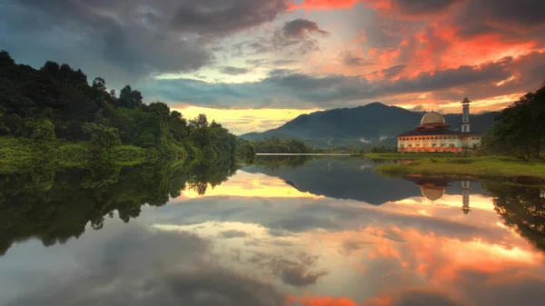 dağlarla camide güzel gündoğumu