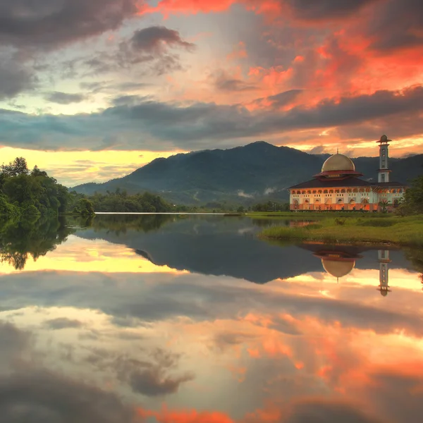 Burning sunrise at the mosque by the mountains — Stock Photo, Image