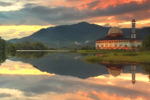 Güzel güneş doğarken Mescidi UGB Kur'an-ı Kerim, selangor, Malezya