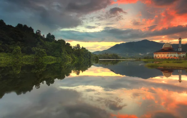 Güzel güneş doğarken Mescidi UGB Kur'an-ı Kerim, selangor, Malezya
