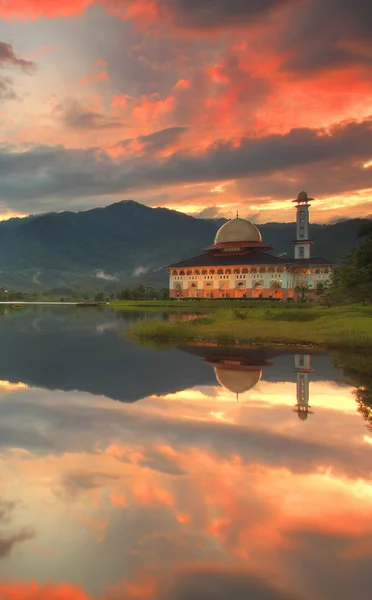 Belo nascer do sol em Masjid Darul Quran, Selangor, Malásia — Fotografia de Stock