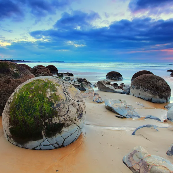 Bewolkt zonsopgang op moeraki boulders, Nieuw-Zeeland — Stockfoto