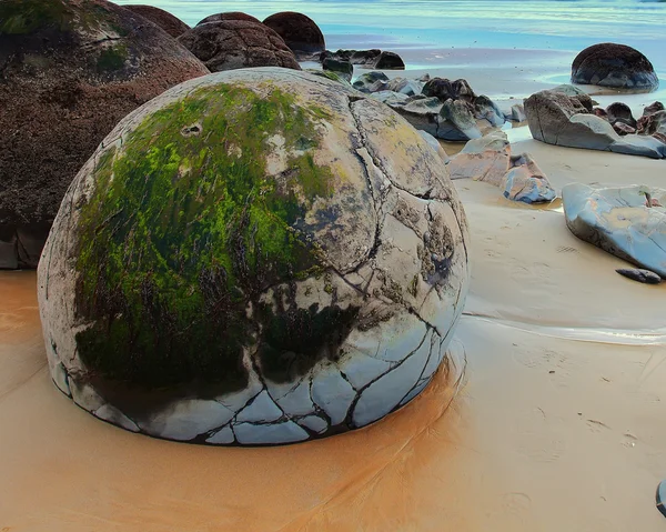 Grandes rocas esféricas en la costa de Moeraki, Isla Sur, Nueva Zelanda —  Fotos de Stock