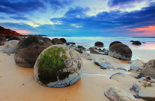 Bulutlu gün doğarken moeraki boulders, Yeni Zelanda