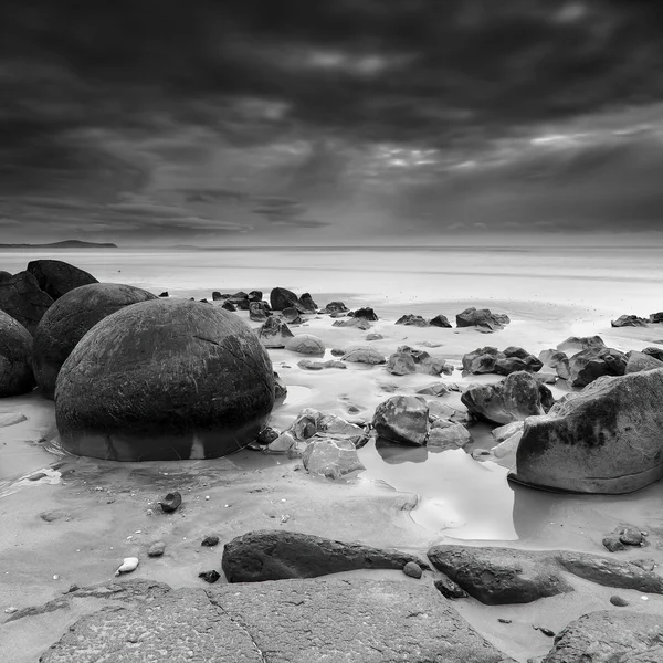 Moeraki boulders dramatik siyah-beyaz uzun pozlama üzerinde