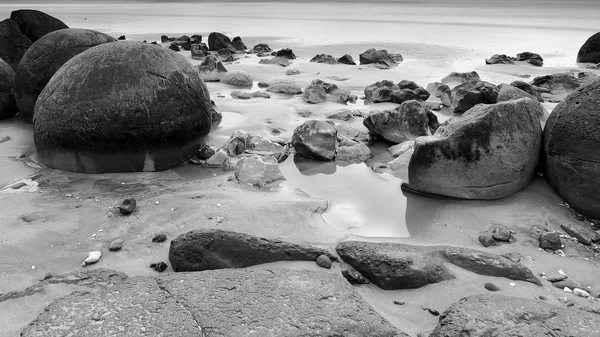 Moeraki boulders dramatik siyah-beyaz uzun pozlama üzerinde