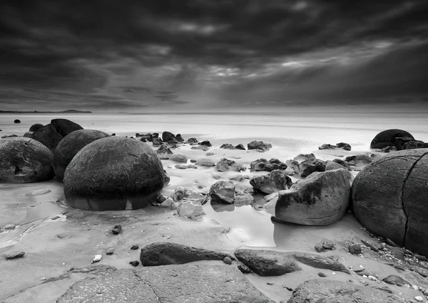 Moeraki boulders dramatik siyah-beyaz uzun pozlama üzerinde
