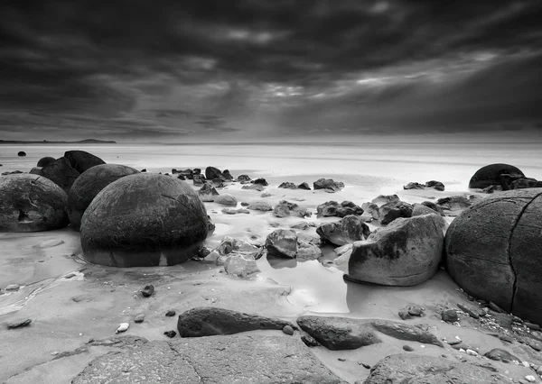 Moeraki boulders na dramatické černobílé dlouhé expozice — Stock fotografie