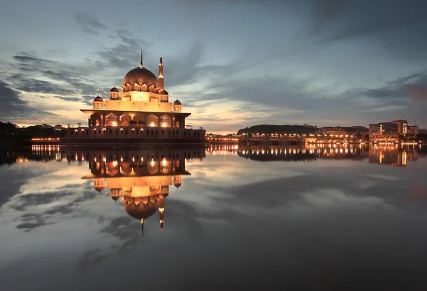 Dawn over Putra Mosque, Putrajaya — Stock Photo, Image