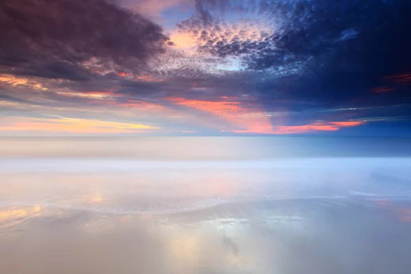 Lange blootstelling van kleurrijke zonsondergang voor achtergrond — Stockfoto