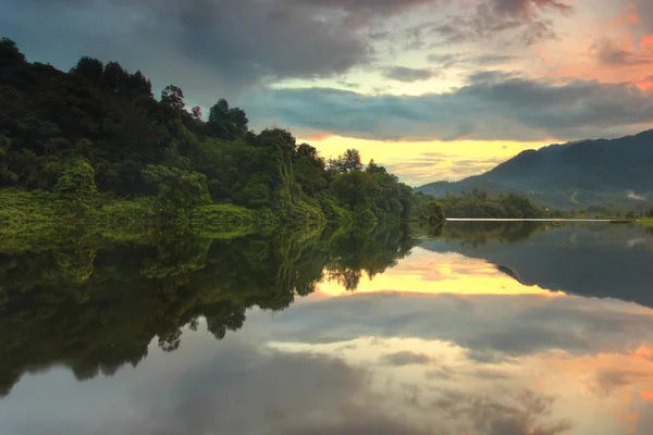 Göl üzerinde gündoğumu yansıma