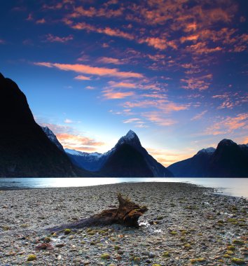 Scenic view adlı milford ses, south Island, Yeni Zelanda