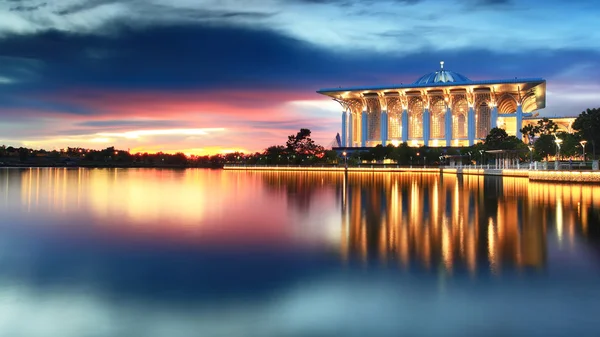 demir Camii, putrajaya, Malezya, dramatik gün batımı görünümü