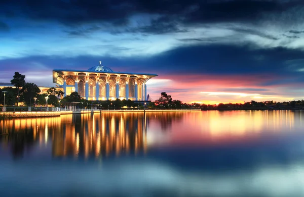 Göl, putrajaya, Malezya tarafından Camii güzel görünümü